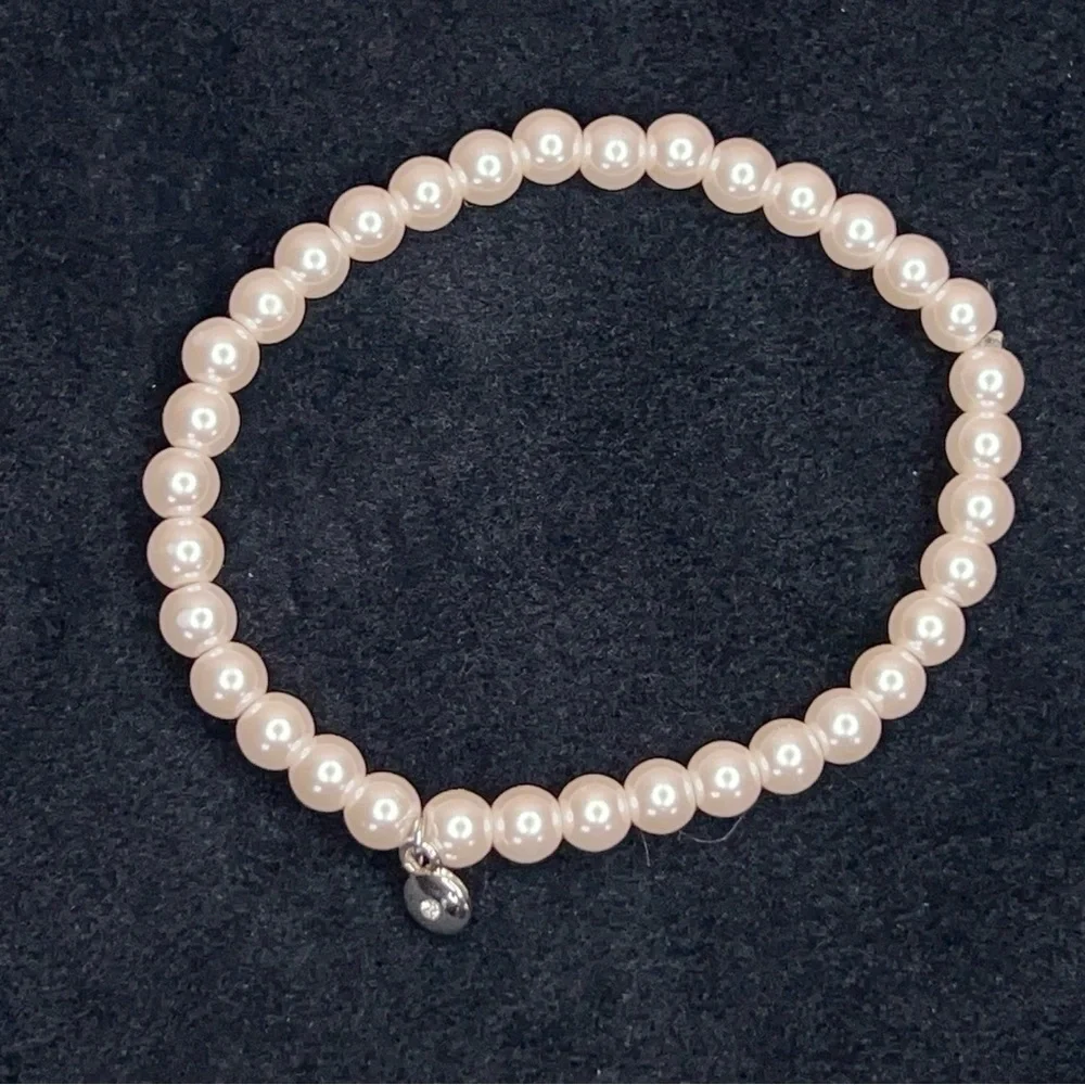 Vintage Pearly Style Bracelet Classic Retro Stretch Ivory White Silver Charm